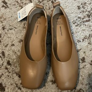Tan ballet flats, 6 1/2 Wide, New, memory foam inside..❤️